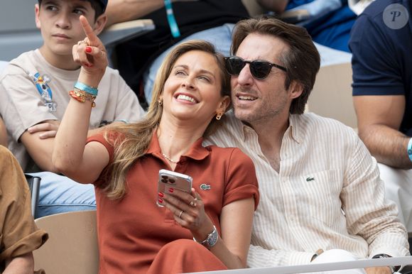 Au même titre qu'Ophélie Meunier immortalisée tout sourire aux côtés de son époux de Mathieu Vergne, le père de sa progéniture : Joseph (2019) et Valentine (2021). 

Ophelie Meunier et son mari Mathieu Vergne dans les tribunes lors des Internationaux de France de Tennis de Roland Garros 2025 à Paris, le 29 mai 2025.
© Moreau / Jacovides / Bestimage