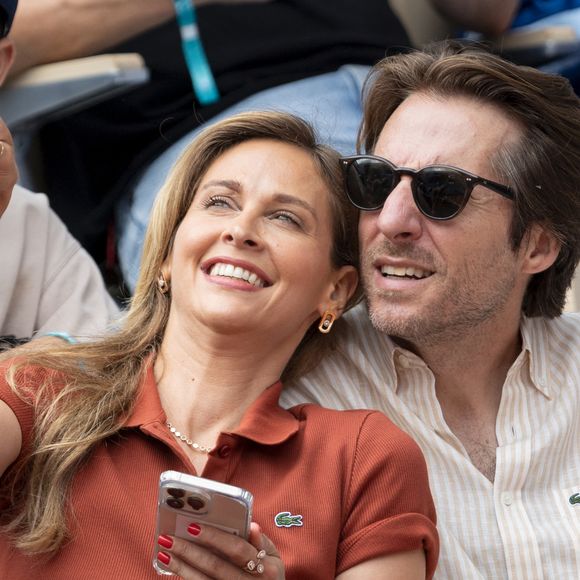 Au même titre qu'Ophélie Meunier immortalisée tout sourire aux côtés de son époux de Mathieu Vergne, le père de sa progéniture : Joseph (2019) et Valentine (2021). 

Ophelie Meunier et son mari Mathieu Vergne dans les tribunes lors des Internationaux de France de Tennis de Roland Garros 2025 à Paris, le 29 mai 2025.
© Moreau / Jacovides / Bestimage