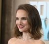 "Tous les enfants qui viennent chez moi me disent 'bonjour Madame' et me font la bise. Et avant de partir, ils me disent 'merci de m'avoir accueilli', et si je ne suis pas là, ils viennent me trouver pour me le dire."

Natalie Portman à la première mondiale de 'Fountain of Youth' le 19 mai 2025 à New York.