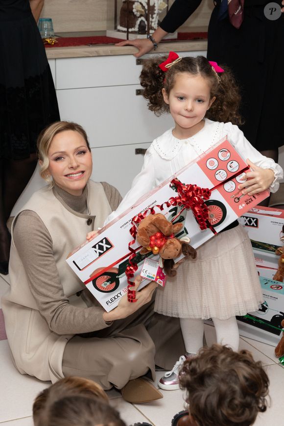 Le prince Albert II de Monaco et la princesse Charlène de Monaco assistent au spectacle de Noël à la crèche de la Croix-Rouge Rosine Sanmori et participent à la traditionnelle distribution de cadeaux de Noël à Monaco. Photo par Olivier Huitel / Pool Monaco / Bestimage