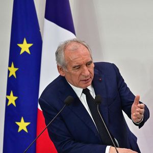 Le Premier ministre français François Bayrou et de membres du gouvernement lors d'une conférence de presse dans le cadre du comité d'alerte budgétaire, avec le défi de trouver 40 milliards d'euros d'économies d'ici 2026, au bâtiment Ségur, à Paris, France, le 15 avril 2025. © Christian Liewig/Bestimage