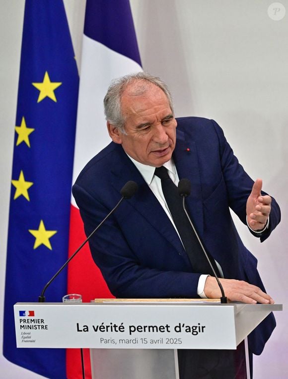 Le Premier ministre français François Bayrou et de membres du gouvernement lors d'une conférence de presse dans le cadre du comité d'alerte budgétaire, avec le défi de trouver 40 milliards d'euros d'économies d'ici 2026, au bâtiment Ségur, à Paris, France, le 15 avril 2025. © Christian Liewig/Bestimage