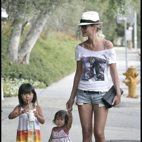 Laeticia, Jade et Joy Hallyday dans les rues de Los Angeles en 2009 - Bestimage