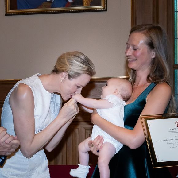Anna Ella Carlevaris est née le 15 juin 2026.

Charlene de Monaco est allée à la rencontre de Anna Ella Carlevaris, la 10 000ème citoyenne de la Principauté. Capture d'écran Instagram