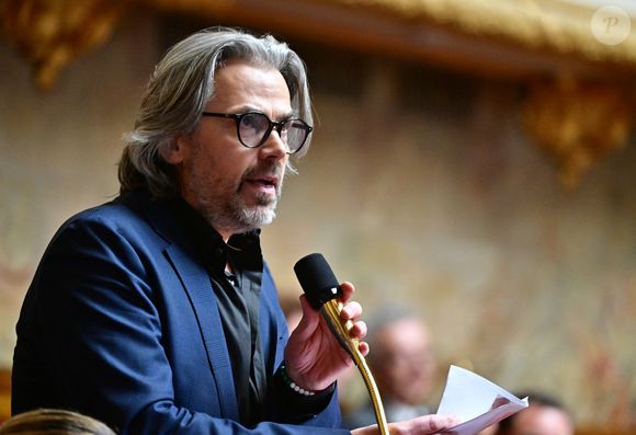 dont celle d'Aymeric Caron, son ex-collègue de "On n'est pas couché".

Aymeric Caron  lors d'une séance de questions au gouvernement à l'Assemblée nationale à Paris, France, le 8 avril 2025. © Christian Liewig / Bestimage