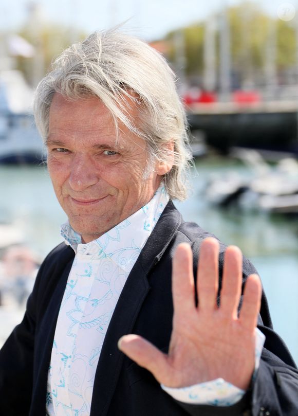 "Que ferais-je sans ma grande remplaçante Audrey ? Certainement pas monter sur scène demain soir à Albi pour jouer Le Bracelet. Pardon pour Pau et grand merci aux collègues, camarades, copains qui se sont inquiétés, vous êtes des choux", a-t-il écrit.

Yvan Le Bolloc'h au photocall de la série "Camera café" lors de la 24ème édition du Festival de la Fiction TV de La Rochelle, France, le 17 septembre 2022. © Patrick bernard/Bestimage