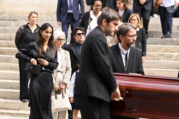 La veuve en famille - Obsèques de Jacques Bertin (directeur du théâtre du Gymnase pendant 40 ans) en l'église Saint-Roch à Paris le 28 juillet 2025. © Pierre Perusseau/Bestimage