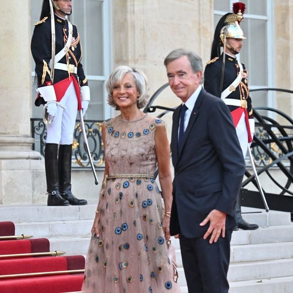 À la tête de LVMH, qui possède notamment Louis Vuitton, Dior et Celine, il est désormais devancé par Warren Buffett.

8 septembre 2026, Paris : La pianiste franco-canadienne Hélène Mercier-Arnault (à gauche) et le PDG de LVMH Bernard Arnault (à droite) arrivent au palais de l'Élysée pour un dîner d'État organisé par le président Emmanuel Macron en l'honneur du président sud-coréen Lee Jae Myung. © Christian Liewig/Bestimage