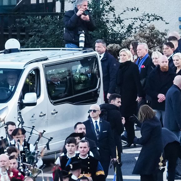 L'homme politique était né en 1928 à La Trinité-sur-Mer, où sa famille possédait une maison.

Marine Le Pen, ses soeurs Marie Caroline et Yann, Mathilde Chauffroy et son mari Matthieu Parent, Nolwenn Olivier, Jany Le Pen, Pierriette Le Pen et son petit fils et les autres membre du clan Le Pen - Le clan Le Pen se rend au cimetière de la Trinité-sur-Mer après les obsèques de Jean-Marie Le Pen en l'église Saint-Joseph le 11 janvier 2025.