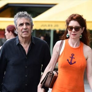 Julien Clerc et sa femme Hélène - Mariage de Claude Lelouch à la mairie du 18ème à Paris. Le 17 juin 2023. Agence / Bestimage