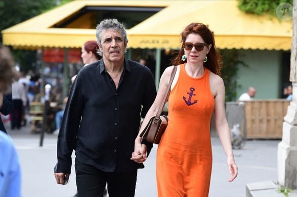 Julien Clerc et sa femme Hélène - Mariage de Claude Lelouch à la mairie du 18ème à Paris. Le 17 juin 2023. Agence / Bestimage
