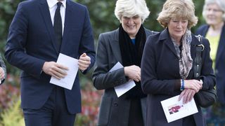 La sœur d'une figure de la famille royale britannique prise en charge après avoir perdu l'équilibre à cheval, un membre du clan donne des détails