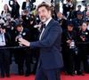 L’acteur espagnol a pris beaucoup de temps pour saluer ses fans et signer des autographes.

Javier Bardem - Montée des marches du film " El Ser Querido " lors du 79ème Festival International du Film de Cannes, le 16 mai 2026. © Jacovides-Moreau / Bestimage
