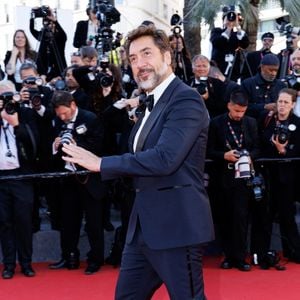 L’acteur espagnol a pris beaucoup de temps pour saluer ses fans et signer des autographes.

Javier Bardem - Montée des marches du film " El Ser Querido " lors du 79ème Festival International du Film de Cannes, le 16 mai 2026. © Jacovides-Moreau / Bestimage