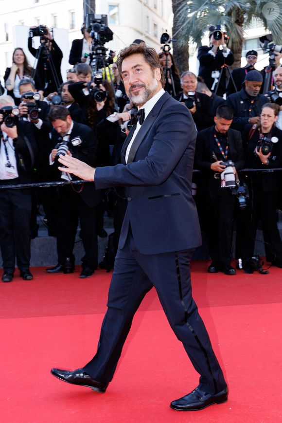 L’acteur espagnol a pris beaucoup de temps pour saluer ses fans et signer des autographes.

Javier Bardem - Montée des marches du film " El Ser Querido " lors du 79ème Festival International du Film de Cannes, le 16 mai 2026. © Jacovides-Moreau / Bestimage