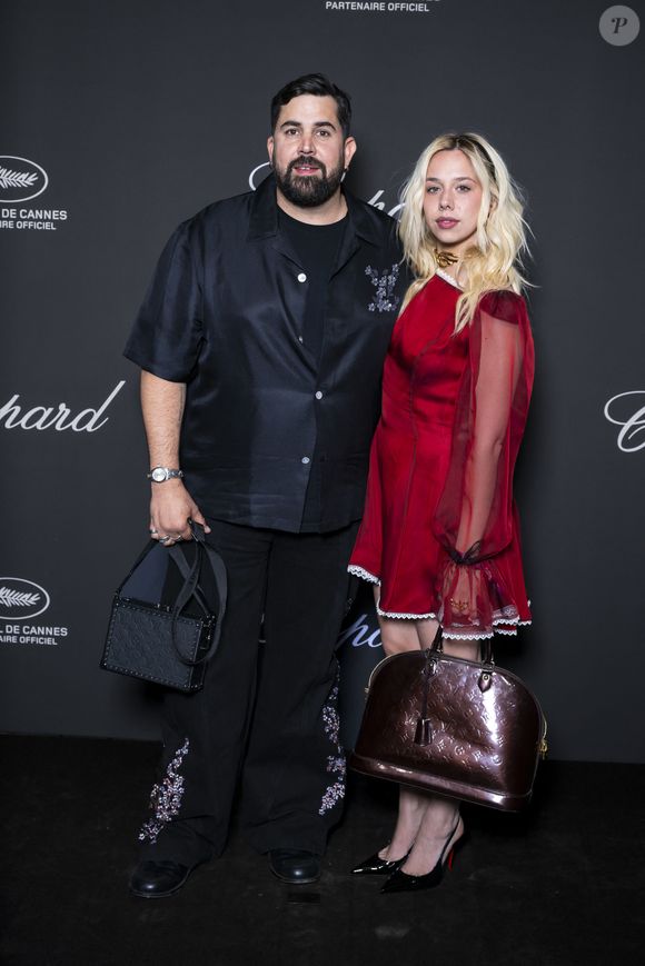 L’actrice de 26 ans est apparue dans une robe rouge mêlant subtilement satin et dentelle, une silhouette sophistiquée qui contrastait avec l’allure plus décontractée de l’humoriste

Artus et Kim Higelin au dîner du Trophée Chopard au Carlton Beach Club lors du 79ème Festival International du Film de Cannes le 15 mai 2026.
© Olivier Borde / Bestimage