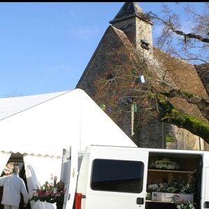 Obsèques de la comédienne Géraldine Giraud à la Postolle (Yonne) en 2004 dans la plus stricte intimité.