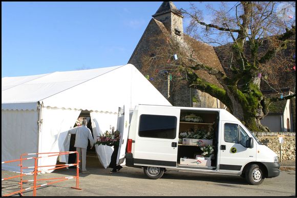 Obsèques de la comédienne Géraldine Giraud à la Postolle (Yonne) en 2004 dans la plus stricte intimité.