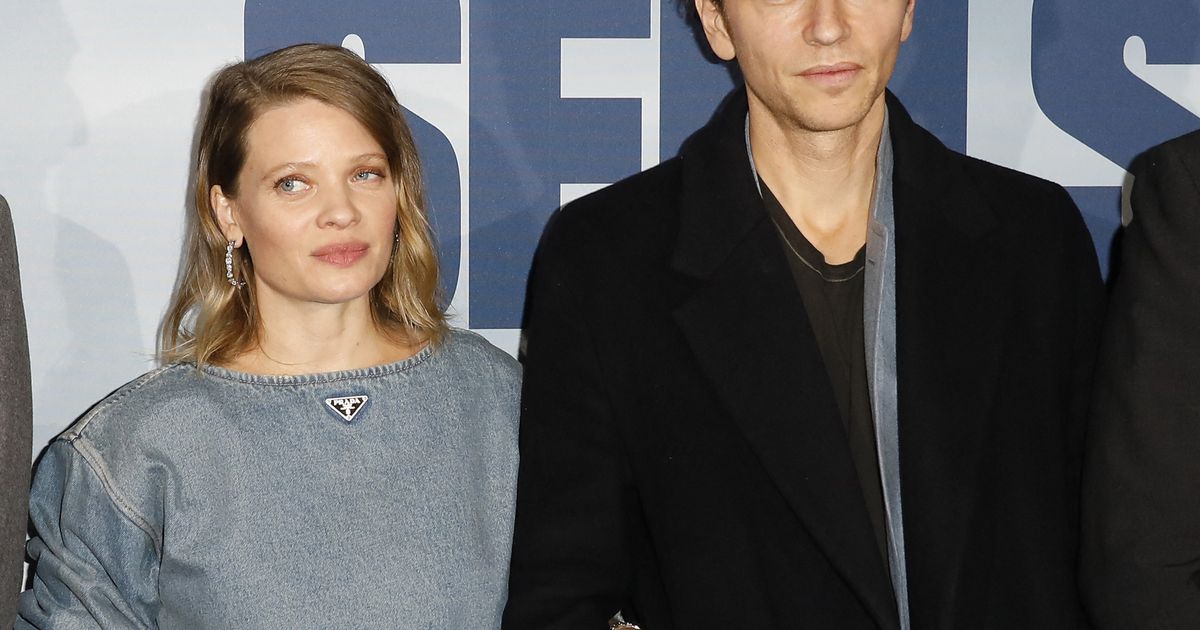 私たちはそれを見たことがありません：メラニー・ティエリーとラファエルは彼らの最新のアイザック、1歳のブロンドの天使を見せます