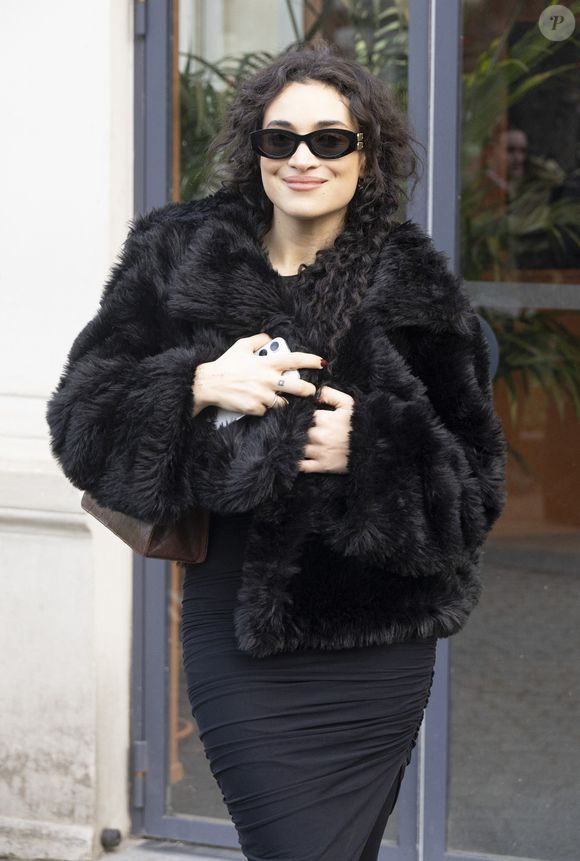 Celle qui arbore un make-up inédit signé Givenchy, une frange avec deux mèches qui descendent sur ses joues, et une tenue noire d'un célèbre styliste américain

Camélia Jordana - Les célébrités au défilé Jeanne Friot "Collection Homme Prêt-à-Porter Automne/Hiver 2026-2027" lors de la Fashion Week de Paris, le 20 janvier 2026

© Christophe Aubert / Bestimage