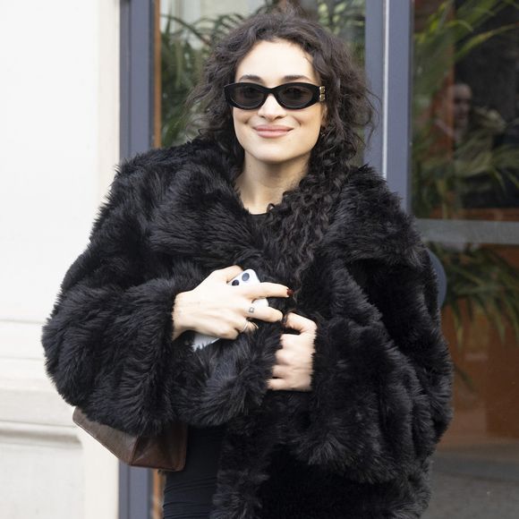 Celle qui arbore un make-up inédit signé Givenchy, une frange avec deux mèches qui descendent sur ses joues, et une tenue noire d'un célèbre styliste américain

Camélia Jordana - Les célébrités au défilé Jeanne Friot "Collection Homme Prêt-à-Porter Automne/Hiver 2026-2027" lors de la Fashion Week de Paris, le 20 janvier 2026

© Christophe Aubert / Bestimage