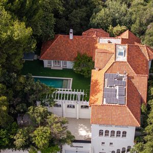 Angelina Jolie met en vente sa maison à Los Angeles ! 

Los Feliz, CA La star Angelina Jolie met en vente sa propriété emblématique de Los Angeles pour un million, alors que des rumeurs circulent sur son départ définitif des Etats-Unis. La maison comprend 6 chambres à coucher, 10 salles de bains et 1000 mètres carrés d'espace habitable.

Photo : Backgrid USA / Bestimage