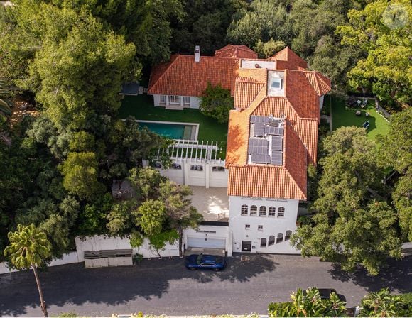 Angelina Jolie met en vente sa maison à Los Angeles ! 

Los Feliz, CA La star Angelina Jolie met en vente sa propriété emblématique de Los Angeles pour un million, alors que des rumeurs circulent sur son départ définitif des Etats-Unis. La maison comprend 6 chambres à coucher, 10 salles de bains et 1000 mètres carrés d'espace habitable.

Photo : Backgrid USA / Bestimage