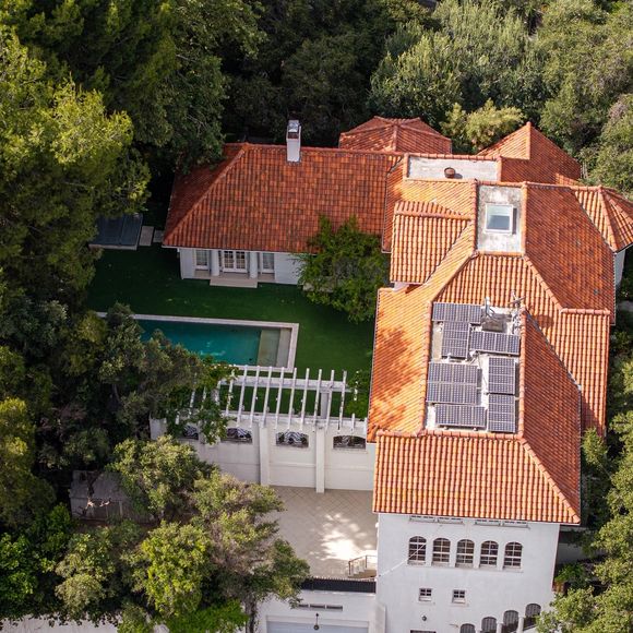 Angelina Jolie met en vente sa maison à Los Angeles ! 

Los Feliz, CA La star Angelina Jolie met en vente sa propriété emblématique de Los Angeles pour un million, alors que des rumeurs circulent sur son départ définitif des Etats-Unis. La maison comprend 6 chambres à coucher, 10 salles de bains et 1000 mètres carrés d'espace habitable.

Photo : Backgrid USA / Bestimage