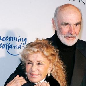 Sa veuve décidait de l'incinérer et répandre ses cendres sur deux parcours de golf qu'ils adoraient : un aux Bahamas et l'autre en Ecosse.
L'acteur Sean Connery et son épouse Micheline Connery arrivent à l'événement 2009 Dressed To Kilt Tartan Week Kick-off au M2 Lounge à New York City, NY, USA le 30 mars 2009. Photo par Donna Ward/ABACAPRESS.COM