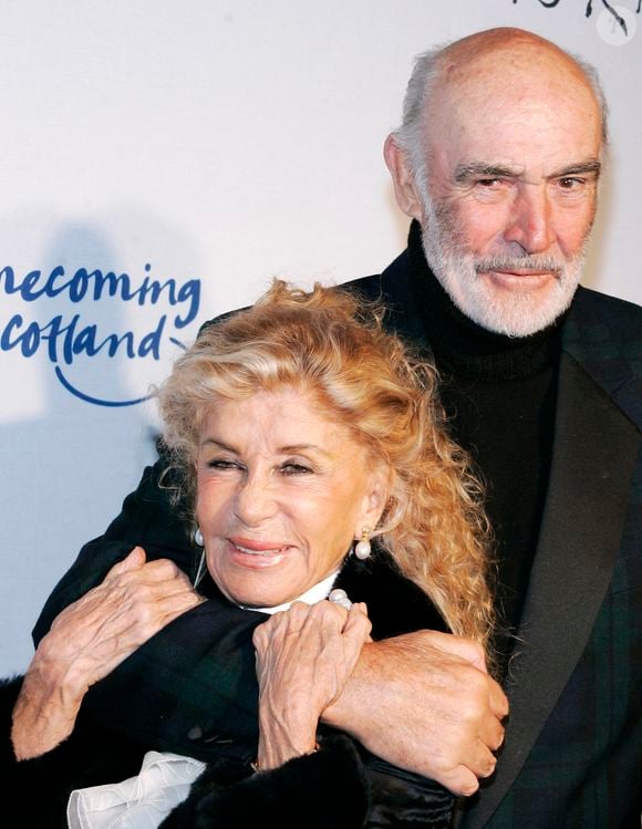 Sa veuve décidait de l'incinérer et répandre ses cendres sur deux parcours de golf qu'ils adoraient : un aux Bahamas et l'autre en Ecosse. 

L'acteur Sean Connery et son épouse Micheline Connery arrivent à l'événement 2009 Dressed To Kilt Tartan Week Kick-off au M2 Lounge à New York City, NY, USA le 30 mars 2009. Photo par Donna Ward/ABACAPRESS.COM