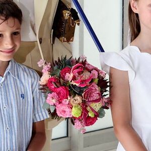 Pendant cette visite, Brigitte Macron a reçu des fleurs de Bodhi Wittstock, la nièce de la princesse. Charlene a aussi reçu son bouquet des mains de Marius Frolla. 

La princesse Charlène de Monaco, Brigitte Macron lors de l'opération Water Safety Day à la piscine du stade Louis II à Monaco.
© Dominique Jacovides / Bestimage