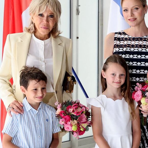 Pendant cette visite, Brigitte Macron a reçu des fleurs de Bodhi Wittstock, la nièce de la princesse. Charlene a aussi reçu son bouquet des mains de Marius Frolla. 

La princesse Charlène de Monaco, Brigitte Macron lors de l'opération Water Safety Day à la piscine du stade Louis II à Monaco.
© Dominique Jacovides / Bestimage