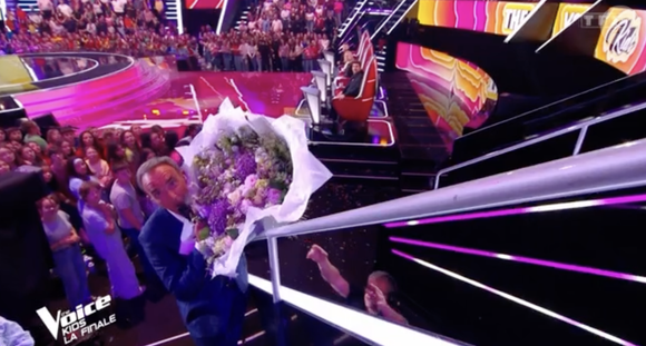 "C’est d’autant plus intéressant, parce qu’on peut s’investir encore plus quand on produit, forcément.", avait-elle également révélé à "TV Mag".

TF1 "The Voice" Karine Ferri avec Nikos Aliagas 4 octobre 2025