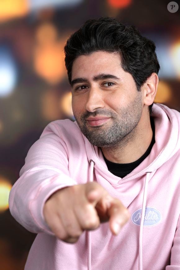 Il s'agit de Mayel Elhajaoui.

Exclusif - Portrait de Mayel Elhajaoui lors de l'enregistrement de l'émission "Chez Jordan de Luxe" et diffusée sur C8 le 25 novembre 2024.

© Cédric Perrin / Bestimage