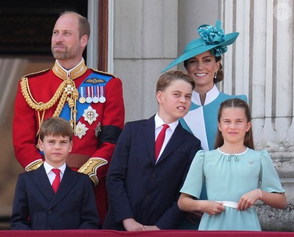Le roi Charles III d'Angleterre le prince William, prince de Galles, Le prince Louis de Galles, Le prince George de Galles, Catherine (Kate) Middleton, princesse de Galles, La princesse Charlotte de Galles - Les membres de la famille royale britannique au balcon de Buckingham Palace lors de la cérémonie Trooping the Colour à Londres, le 14 juin 2025.
© Jams Whatling / Bestimage© Jams Whatling / Bestimage