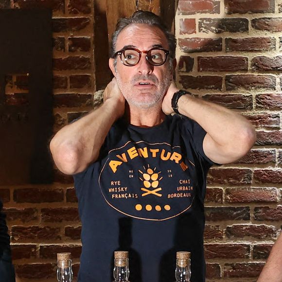 Exclusif - Jean Dujardin et ses trois partenaires, Antoine Gravouil, Olivier Carsoule et Éric Lafon, fondateurs de la distillerie Bordeaux Distilling Co, basée dans le quartier de Bacalan, lancent leur premier whisky, au nom évocateur : Aventure, à Bordeaux, France, le 1er octobre 2025. © Fabien Cottereau/Bestimage