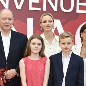 Le prince Albert II de Monaco, la princesse Charlène de Monaco, la princesse Gabriella de Monaco, comtesse de Carladès, et le prince Jacques de Monaco, marquis des Baux, assistent à l’inauguration de l’espace thématique consacré à la Principauté de Monaco à Europa-Park, à Rust, en Allemagne, le 29 juin 2026. © Dana Press/Bestimage