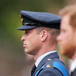 Kate Middleton essaye de son côté que les frères William et Harry recommencent à se parler. 

Le prince de Galles et le duc de Sussex, lors de la procession cérémonielle suivant ses funérailles nationales à l'abbaye de Westminster, à Londres.  Le 19 septembre 2022. Photo by Tim Goode/PA Photos/ABACAPRESS.COM