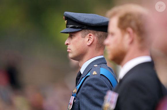 Kate Middleton essaye de son côté que les frères William et Harry recommencent à se parler. 

Le prince de Galles et le duc de Sussex, lors de la procession cérémonielle suivant ses funérailles nationales à l'abbaye de Westminster, à Londres.  Le 19 septembre 2022. Photo by Tim Goode/PA Photos/ABACAPRESS.COM