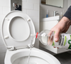 Le vinaigre blanc est une astuce simple et économique pour entretenir les toilettes au quotidien.

Photo d'illustration -  Verser du vinaigre dans les toilettes une fois par semaine : à quoi cela sert-il et quels sont ses bienfaits ?