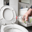 Verser du vinaigre dans les toilettes une fois par semaine : à quoi cela sert-il et quels sont ses bienfaits ?