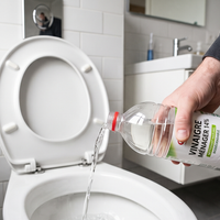 Verser du vinaigre dans les toilettes une fois par semaine : à quoi cela sert-il et quels sont ses bienfaits ?