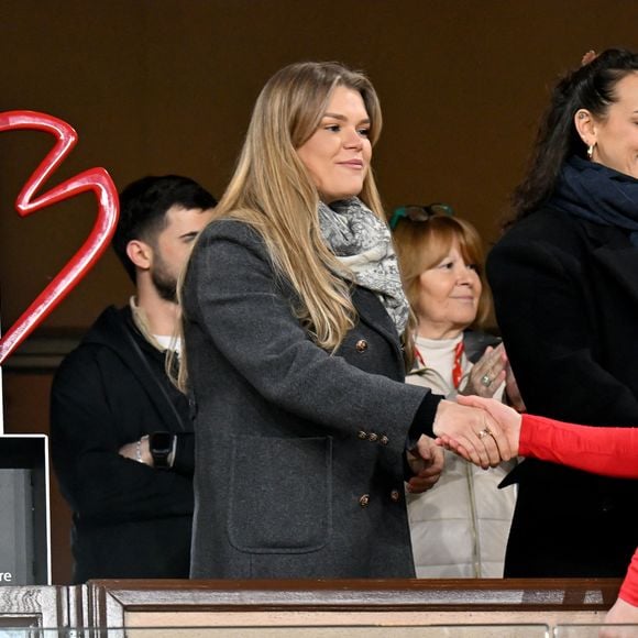 Très investie, la mère de Louis Ducruet n’a cessé d’encourager son fils, également soutenu par ses sœurs Camille Gottlieb et Pauline Ducruet, présentes en tribunes. 

Camille Gottlieb et sa soeur Pauline Ducruet durant la sixième édition de la Fight Aids Cup, un match de football caritatif au stade Louis II à Monaco, le 25 janvier 2026© Bruno Bebert / Bestimage