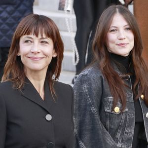 Après plus de 40 ans de carrière, Sophie Marceau voit sa relève sous les projecteurs assurée. Sa fille Juliette Lemley s'impose désormais comme un nouveau visage à suivre.

Sophie Marceau et sa fille Juliette Lemley au défilé Schiaparelli "Collection Haute Couture Printemps/Eté 2026" lors de la Fashion Week de Paris.

© Christophe Aubert via Bestimage