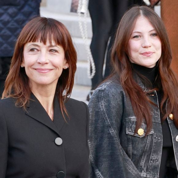 Après plus de 40 ans de carrière, Sophie Marceau voit sa relève sous les projecteurs assurée. Sa fille Juliette Lemley s'impose désormais comme un nouveau visage à suivre.

Sophie Marceau et sa fille Juliette Lemley au défilé Schiaparelli "Collection Haute Couture Printemps/Eté 2026" lors de la Fashion Week de Paris.

© Christophe Aubert via Bestimage