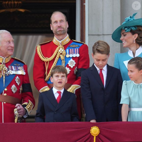 Le roi Charles III d'Angleterre le prince William, prince de Galles, Le prince Louis de Galles, Le prince George de Galles, Catherine (Kate) Middleton, princesse de Galles, La princesse Charlotte de Galles - Les membres de la famille royale britannique au balcon de Buckingham Palace lors de la cérémonie Trooping the Colour à Londres, le 14 juin 2025.  © Jams Whatling / Bestimage
