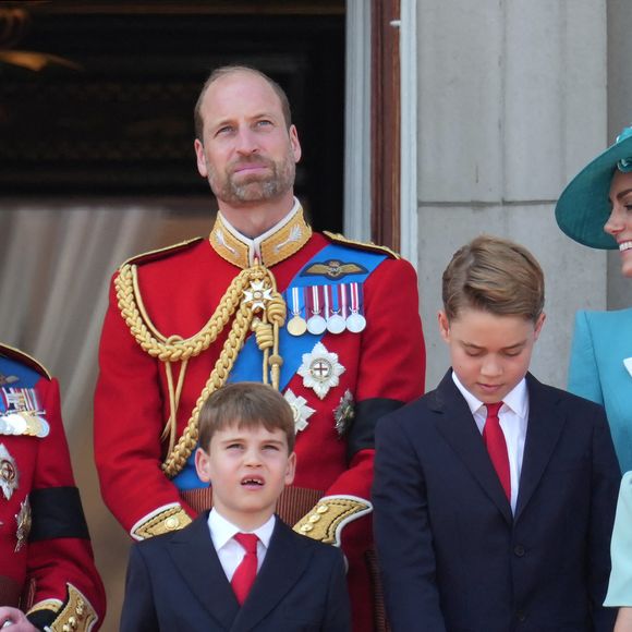 Le roi Charles III d'Angleterre le prince William, prince de Galles, Le prince Louis de Galles, Le prince George de Galles, Catherine (Kate) Middleton, princesse de Galles, La princesse Charlotte de Galles - Les membres de la famille royale britannique au balcon de Buckingham Palace lors de la cérémonie Trooping the Colour à Londres, le 14 juin 2025.  © Jams Whatling / Bestimage