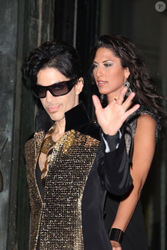 Le chanteur Prince assiste au défilé de la collection prêt-à-porter printemps-été 2010 d'Yves Saint Laurent qui se tient au Palais de Tokyo à Paris, France, le 5 octobre 2009. Photo par Denis Guignebourg/ABACAPRESS.COM