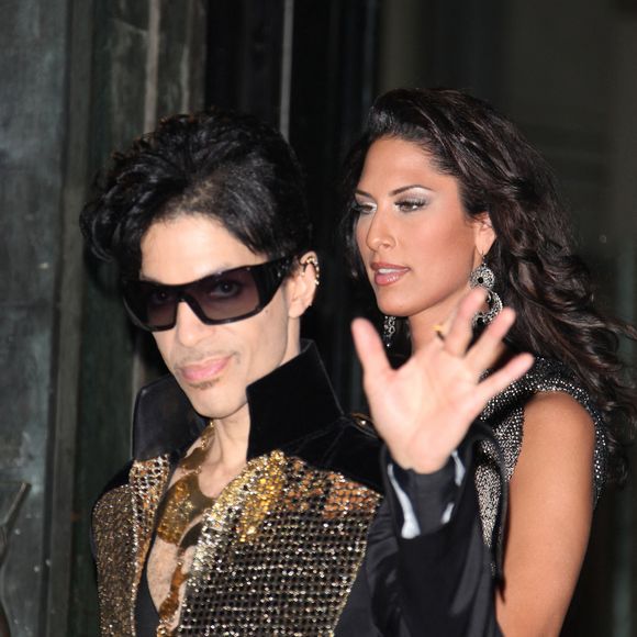 Le chanteur Prince assiste au défilé de la collection prêt-à-porter printemps-été 2010 d'Yves Saint Laurent qui se tient au Palais de Tokyo à Paris, France, le 5 octobre 2009. Photo par Denis Guignebourg/ABACAPRESS.COM