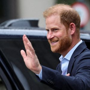 Le duc de Sussex quitte les lieux après une visite au centre d'études sur les blessures causées par les explosions de l'Imperial College London, au Sir Michael Uren Hub à White City, à l'ouest de Londres. © Plunkett Suzanne/PA Photos/ABACA